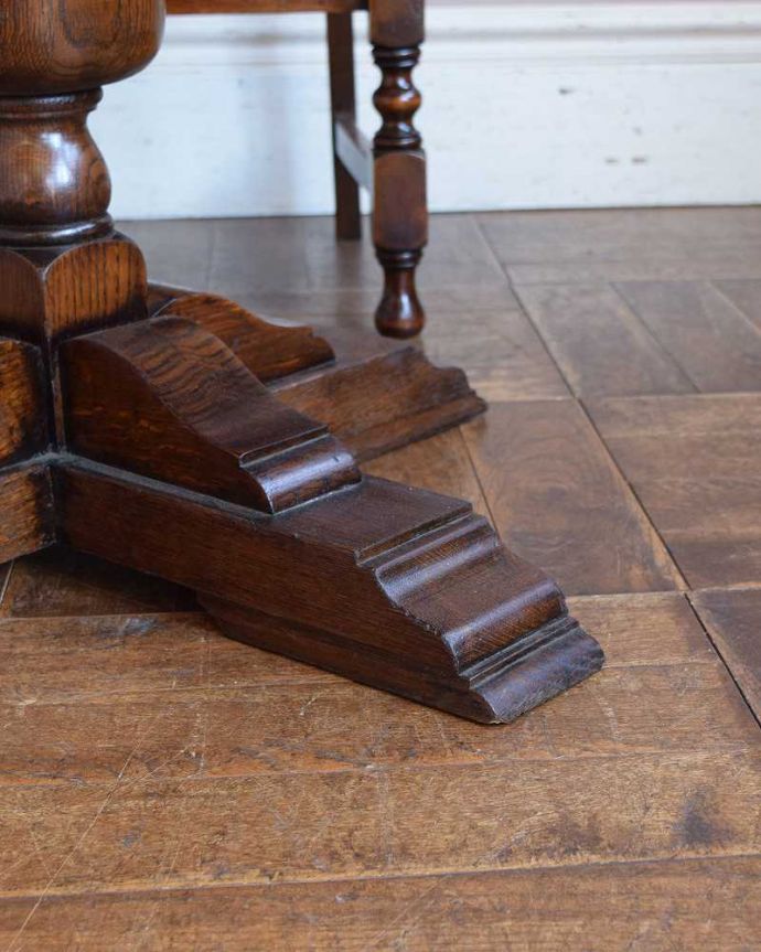 アンティークのテーブル　アンティーク家具　英国から届いたアンティーク家具、重厚な脚のダイニングテーブル。持ち上げなくても移動できます！Handleのアンティークは、脚の裏にフェルトキーパーをお付けしていますので、床を滑らせて簡単に移動が出来ます。(q-1262-f)