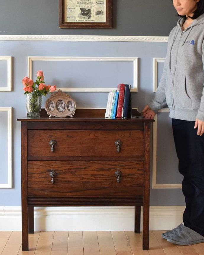 アンティークのチェスト　アンティーク家具　英国スタイルのシンプルなアンティーク家具、オーク材の２段チェスト。英国アンティークらしい落ち着いた雰囲気が自慢チョコレート色の落ち着いた色合いが英国アンティークらしい雰囲気のチェスト。(q-1263-f)