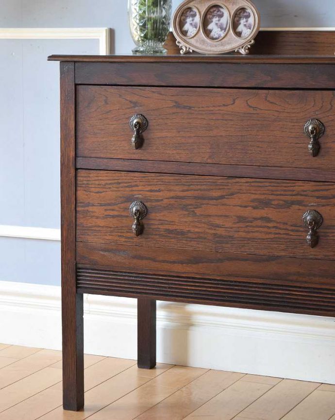 アンティークのチェスト　アンティーク家具　英国スタイルのシンプルなアンティーク家具、オーク材の２段チェスト。見た目はもちろん、実用的に使って楽しみましょうアンティークのチェストは見た目の美しさはもちろん、実用的にたっぷり収納が出来る実力派。(q-1263-f)