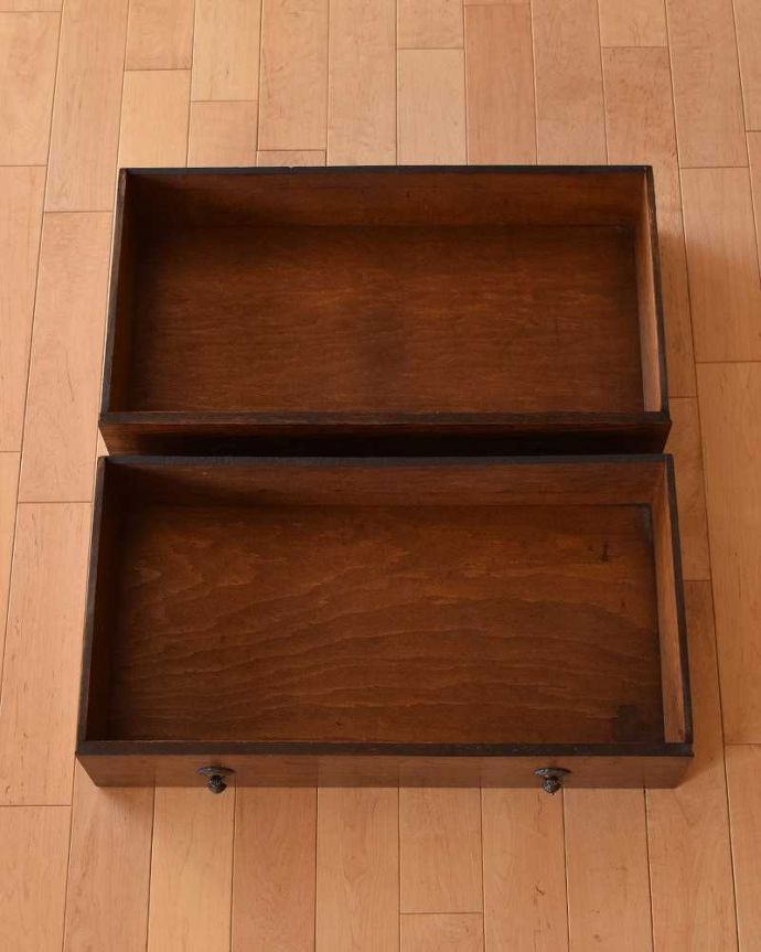 アンティークのチェスト　アンティーク家具　英国スタイルのシンプルなアンティーク家具、オーク材の２段チェスト。何を入れても大丈夫。(q-1263-f)