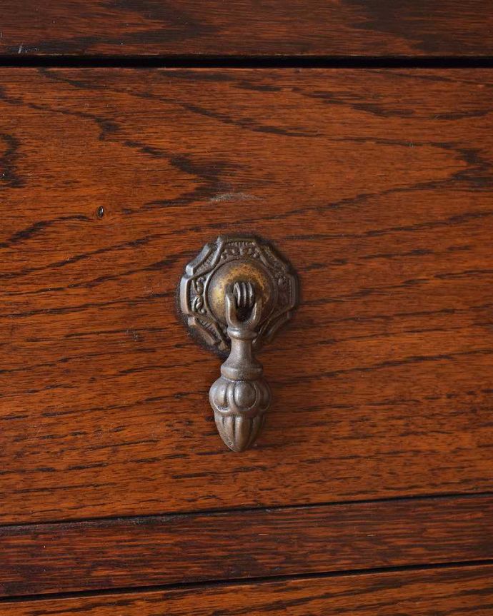 アンティークのチェスト　アンティーク家具　英国スタイルのシンプルなアンティーク家具、オーク材の２段チェスト。開ける度にワクワク高級感漂うアンティークらしいデザインの取っ手。(q-1263-f)