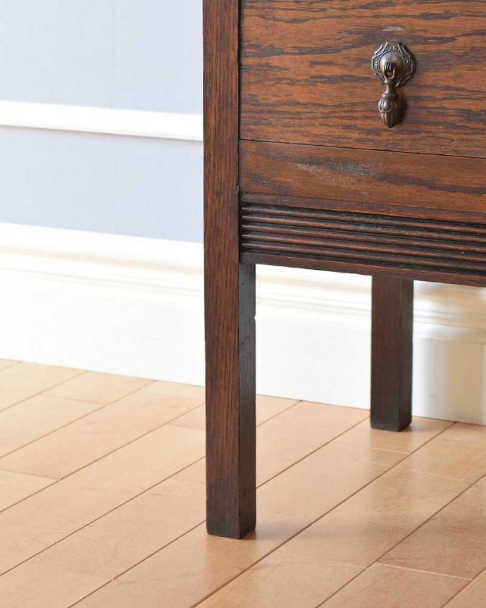 アンティークのチェスト　アンティーク家具　英国スタイルのシンプルなアンティーク家具、オーク材の２段チェスト。女性1人でラクラク運べちゃう仕掛けHandleのアンティークは、脚の裏にフェルトキーパーをお付けしています。(q-1263-f)