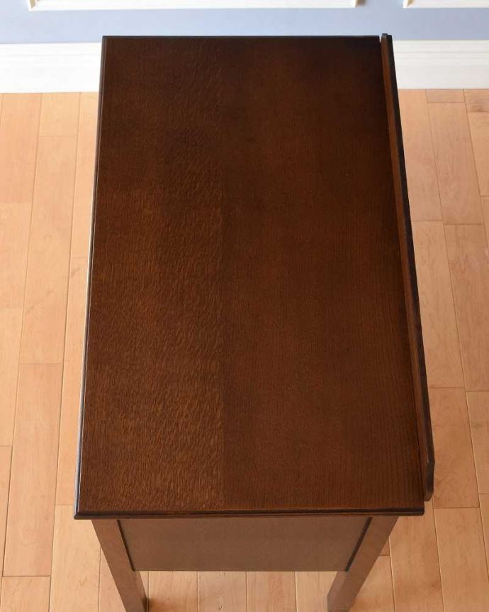 アンティークのチェスト　アンティーク家具　英国スタイルのシンプルなアンティーク家具、オーク材の２段チェスト。何を置こうかな･･･？上から見ると、天板はこんな感じです。(q-1263-f)