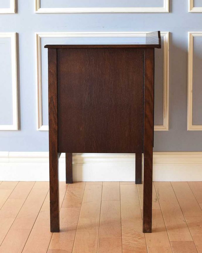 アンティークのチェスト　アンティーク家具　英国スタイルのシンプルなアンティーク家具、オーク材の２段チェスト。横顔だってカッコいい横から見るとこんな感じです。(q-1263-f)