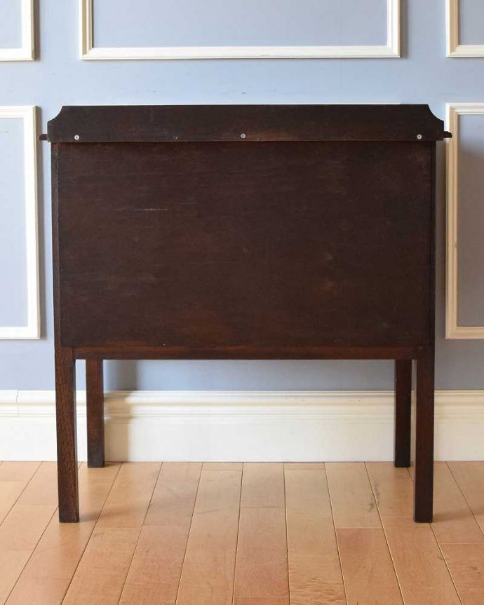 アンティークのチェスト　アンティーク家具　英国スタイルのシンプルなアンティーク家具、オーク材の２段チェスト。後ろ姿にも自信アリ！アンティークは新品ではないので、経年変化によるキズはありますが、専門の職人がキレイに修復したので後ろ姿にも自信があります。(q-1263-f)