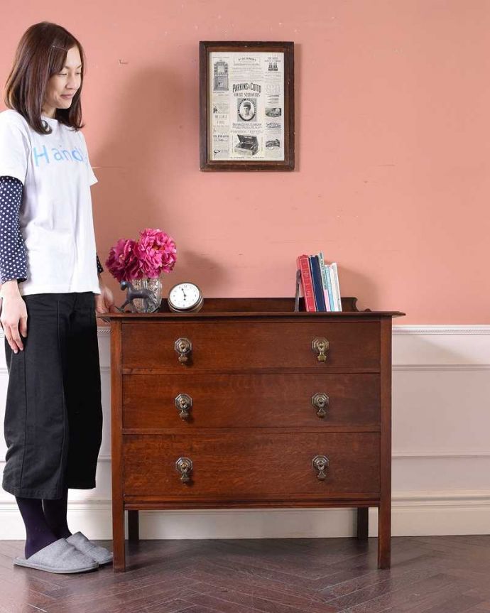 アンティークのチェスト アンティーク家具 英国スタイルのインテリア、オーク材のアンティーク3段チェスト。英国アンティークらしい落ち着いたチェストチョコレート色の落ち着いた雰囲気が英国らしいアンティークのチェスト。(q-1264-f)