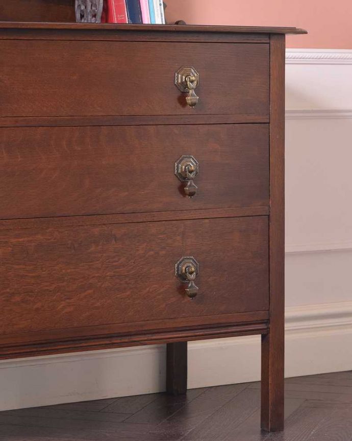 アンティークのチェスト アンティーク家具 英国スタイルのインテリア、オーク材のアンティーク3段チェスト。見た目はもちろん、実用的に使って楽しみましょうアンティークのチェストは見た目はもちろん、たっぷり収納も出来る実力派なんです。(q-1264-f)