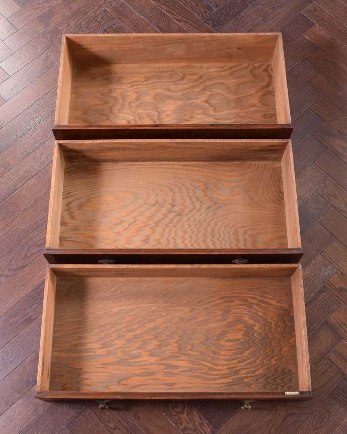 アンティークのチェスト アンティーク家具 英国スタイルのインテリア、オーク材のアンティーク3段チェスト。何を入れてもいいようにキレイに修復しました!このタイプの修復には自信があります!引き出しの中も専門の職人がキレイに修復したので、お洋服はもちろん、いろんなものを収納して使えます。(q-1264-f)