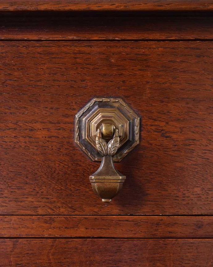 アンティークのチェスト アンティーク家具 英国スタイルのインテリア、オーク材のアンティーク3段チェスト。開ける度にワクワク高級感漂うアンティークらしいデザインの取っ手。(q-1264-f)
