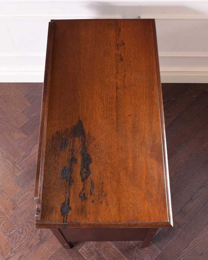 アンティークのチェスト アンティーク家具 英国スタイルのインテリア、オーク材のアンティーク3段チェスト。何を置こうかな・・・?上から見ると、天板はこんな感じです。(q-1264-f)