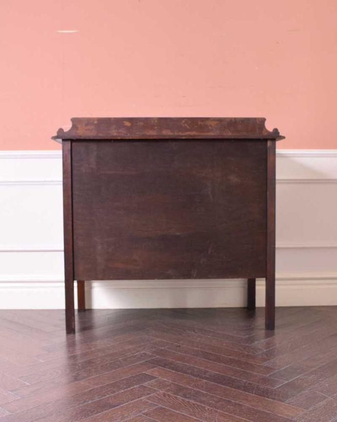 アンティークのチェスト アンティーク家具 英国スタイルのインテリア、オーク材のアンティーク3段チェスト。後ろ姿にも自信アリ!アンティークは新品ではないので、経年変化によるキズはありますが、専門の職人がキレイにお直しをしたので後ろ姿にも自信があります。(q-1264-f)