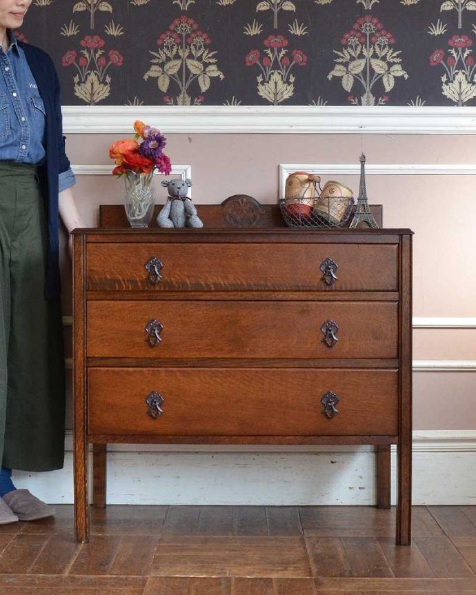 アンティークのチェスト　アンティーク家具　英国スタイルのアンティーク家具、オーク材の3段チェスト。英国アンティークらしい落ち着いたチェストチョコレート色の落ち着いた雰囲気が英国らしいアンティークのチェスト。(q-1265-f)