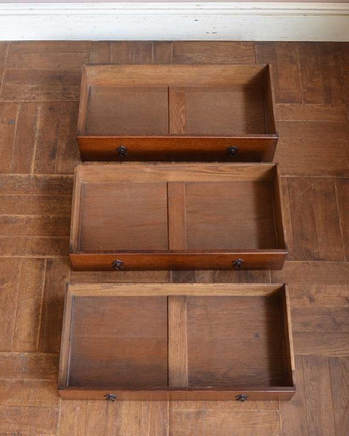 アンティークのチェスト　アンティーク家具　英国スタイルのアンティーク家具、オーク材の3段チェスト。何を入れてもいいようにキレイに修復しました！このタイプの修復には自信があります！引き出しの中も専門の職人がキレイに修復したので、お洋服はもちろん、いろんなものを収納して使えます。(q-1265-f)