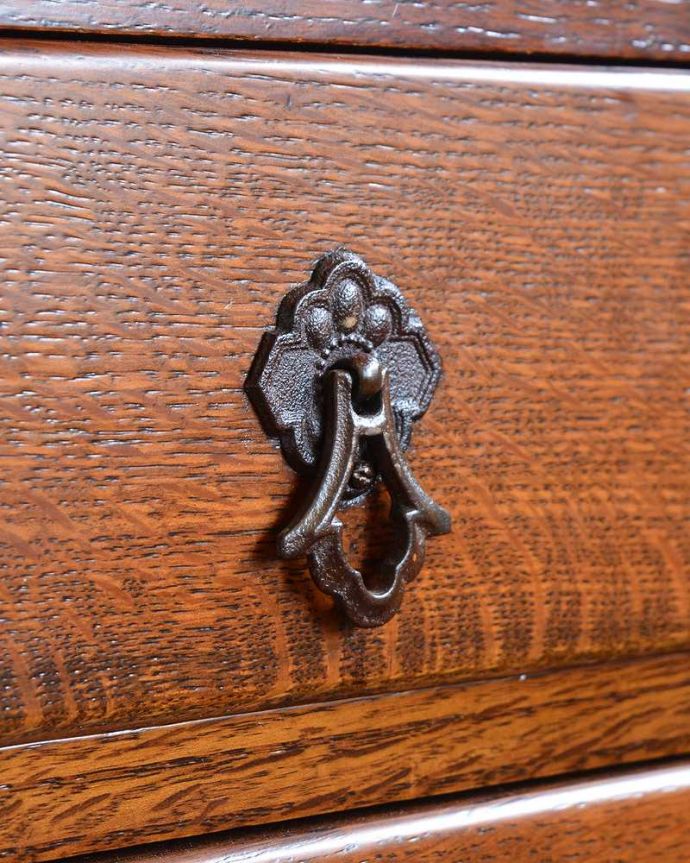 アンティークのチェスト　アンティーク家具　英国スタイルのアンティーク家具、オーク材の3段チェスト。開ける度にワクワク高級感漂うアンティークらしいデザインの取っ手。(q-1265-f)