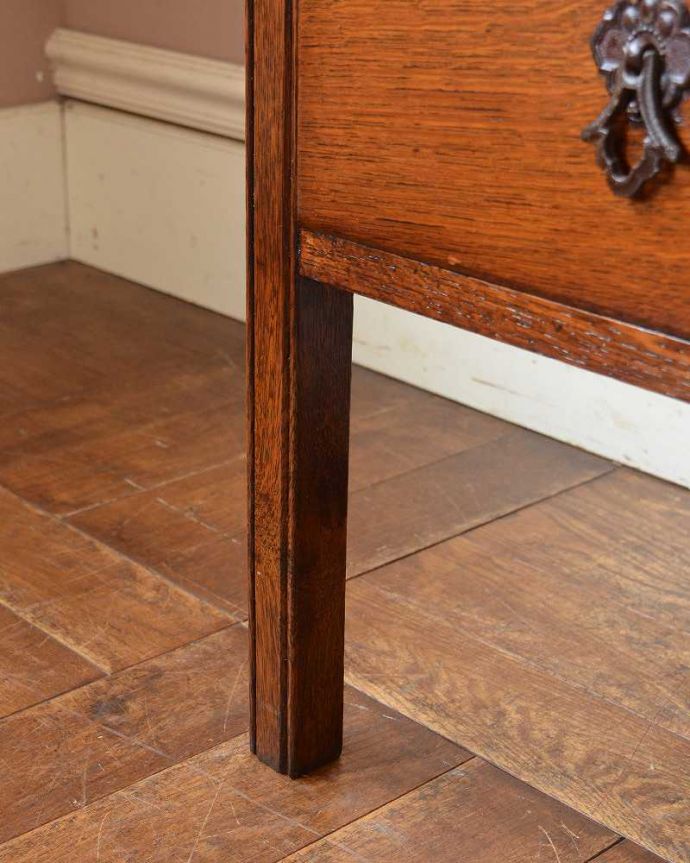 アンティークのチェスト　アンティーク家具　英国スタイルのアンティーク家具、オーク材の3段チェスト。女性1人でラクラク運べちゃう仕掛けHandleのアンティークは、脚の裏にフェルトキーパーをお付けしています。(q-1265-f)