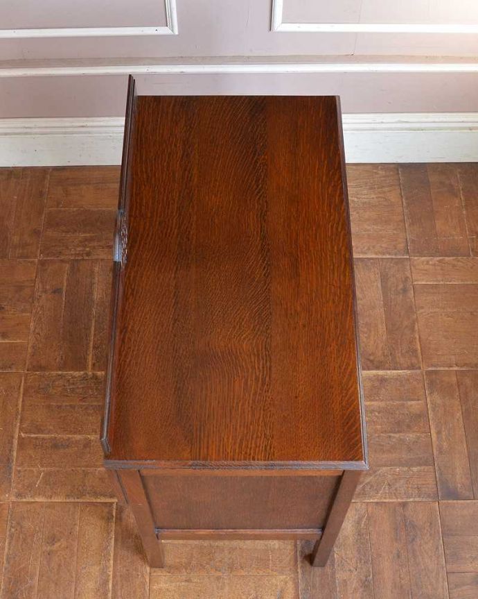 アンティークのチェスト　アンティーク家具　英国スタイルのアンティーク家具、オーク材の3段チェスト。何を置こうかな･･･？上から見ると、天板はこんな感じです。(q-1265-f)