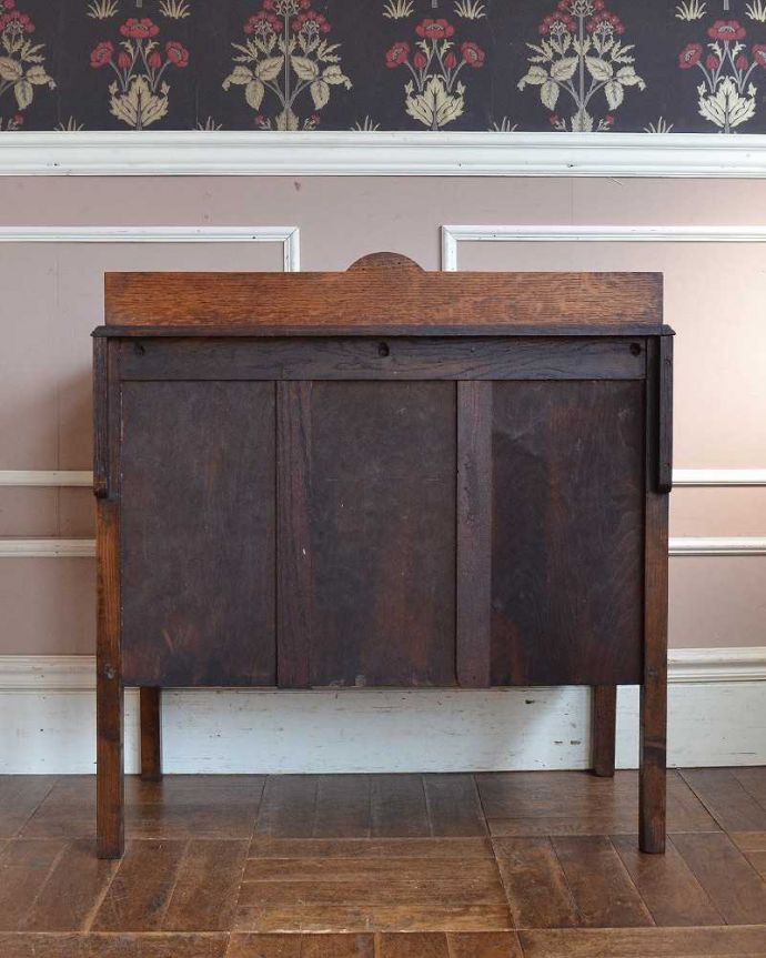 アンティークのチェスト　アンティーク家具　英国スタイルのアンティーク家具、オーク材の3段チェスト。後ろ姿にも自信アリ！アンティークは新品ではないので、経年変化によるキズはありますが、専門の職人がキレイにお直しをしたので後ろ姿にも自信があります。(q-1265-f)