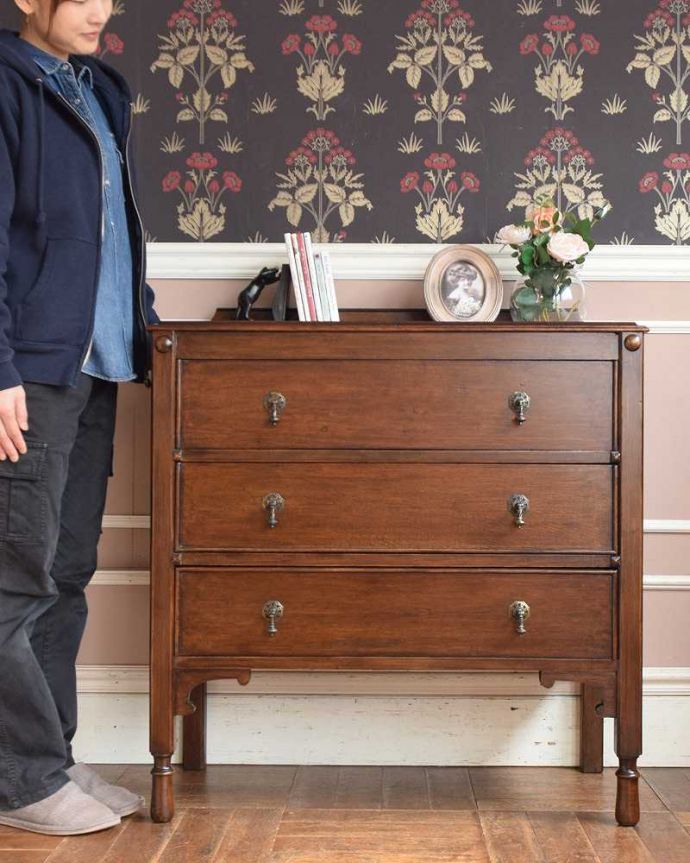 アンティークのチェスト　アンティーク家具　英国のカッコいいアンティーク家具、オーク材の３段チェスト。英国アンティークらしい落ち着いたチェストチョコレート色の落ち着いた雰囲気が英国らしいアンティークのチェスト。(q-1266-f)