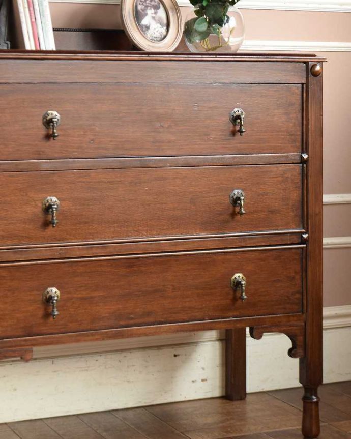 アンティークのチェスト　アンティーク家具　英国のカッコいいアンティーク家具、オーク材の３段チェスト。見た目はもちろん、実用的に使って楽しみましょうアンティークのチェストは見た目はもちろん、たっぷり収納も出来る実力派なんです。(q-1266-f)