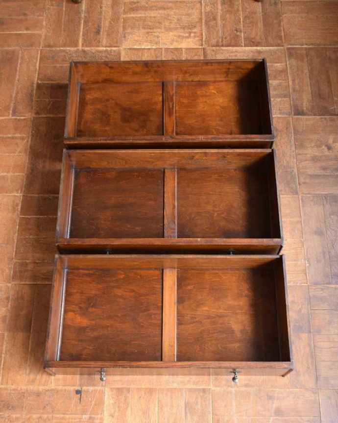 アンティークのチェスト　アンティーク家具　英国のカッコいいアンティーク家具、オーク材の３段チェスト。何を入れてもいいようにキレイに修復しました！このタイプの修復には自信があります！引き出しの中も専門の職人がキレイに修復したので、お洋服はもちろん、いろんなものを収納して使えます。(q-1266-f)