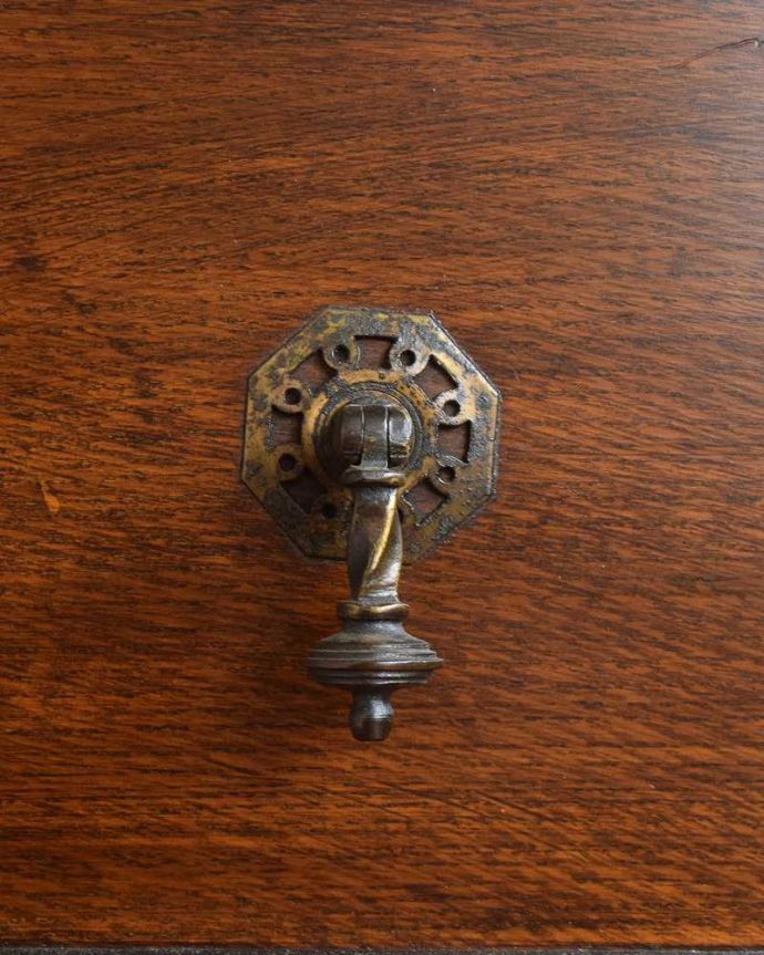 アンティークのチェスト　アンティーク家具　英国のカッコいいアンティーク家具、オーク材の３段チェスト。開ける度にワクワク高級感漂うアンティークらしいデザインの取っ手。(q-1266-f)