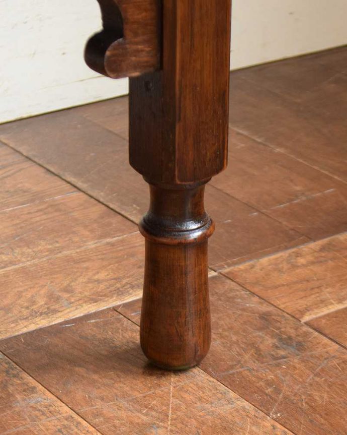 アンティークのチェスト　アンティーク家具　英国のカッコいいアンティーク家具、オーク材の３段チェスト。女性1人でラクラク運べちゃう仕掛けHandleのアンティークは、脚の裏にフェルトキーパーをお付けしています。(q-1266-f)