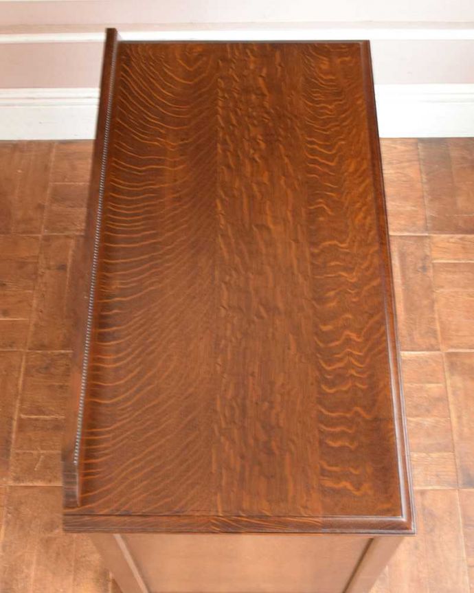 アンティークのチェスト　アンティーク家具　英国のカッコいいアンティーク家具、オーク材の３段チェスト。何を置こうかな･･･？上から見ると、天板はこんな感じです。(q-1266-f)