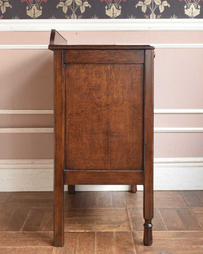 アンティークのチェスト　アンティーク家具　英国のカッコいいアンティーク家具、オーク材の３段チェスト。横から見ると横から見るとこんな感じ。(q-1266-f)