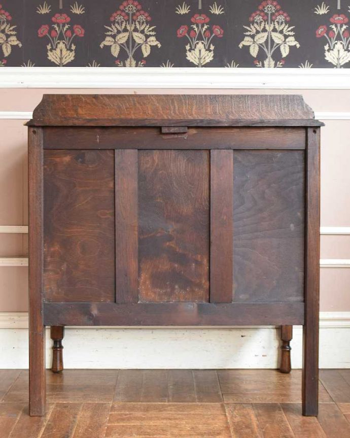 アンティークのチェスト　アンティーク家具　英国のカッコいいアンティーク家具、オーク材の３段チェスト。後ろ姿にも自信アリ！アンティークは新品ではないので、経年変化によるキズはありますが、専門の職人がキレイにお直しをしたので後ろ姿にも自信があります。(q-1266-f)