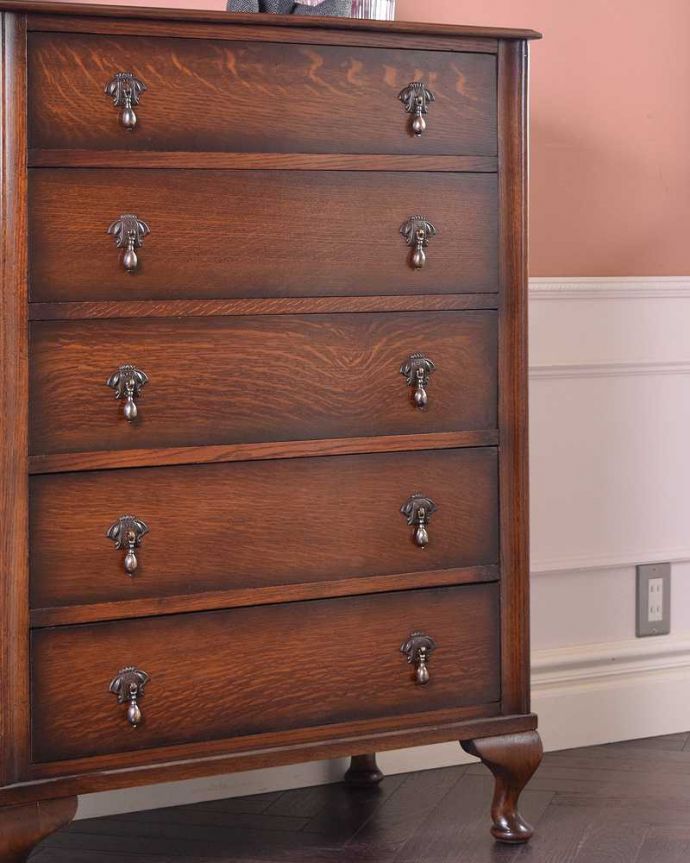 アンティークのチェスト　アンティーク家具　英国スタイルのインテリアに、たっぷり収納できるオーク材のアンティーク5段チェスト。見た目はもちろん、実用的に使って楽しみましょうアンティークのチェストは見た目はもちろん、たっぷり収納も出来る実力派なんです。(q-1267-f)