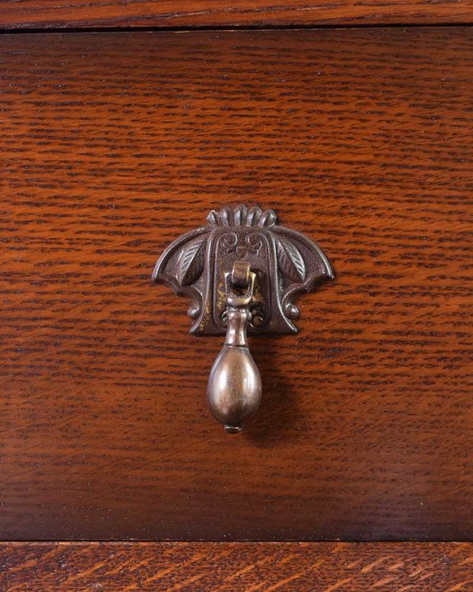 アンティークのチェスト　アンティーク家具　英国スタイルのインテリアに、たっぷり収納できるオーク材のアンティーク5段チェスト。開ける度にワクワク高級感漂うアンティークらしいデザインの取っ手。(q-1267-f)