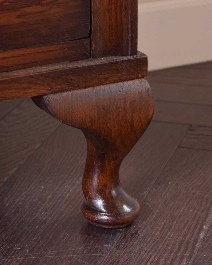 アンティークのチェスト　アンティーク家具　英国スタイルのインテリアに、たっぷり収納できるオーク材のアンティーク5段チェスト。女性1人でラクラク運べちゃう仕掛けHandleのアンティークは、脚の裏にフェルトキーパーをお付けしています。(q-1267-f)