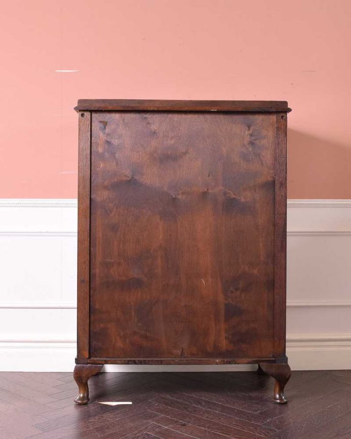 アンティークのチェスト　アンティーク家具　英国スタイルのインテリアに、たっぷり収納できるオーク材のアンティーク5段チェスト。後ろ姿にも自信アリ！アンティークは新品ではないので、経年変化によるキズはありますが、専門の職人がキレイにお直しをしたので後ろ姿にも自信があります。(q-1267-f)