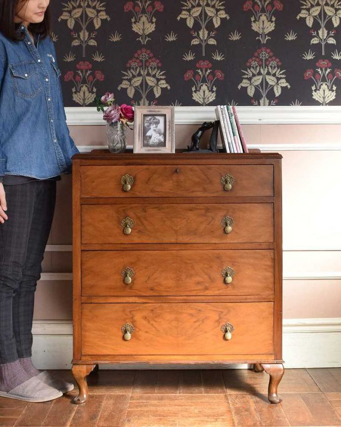 アンティークのチェスト アンティーク家具 気品溢れるウォルナット材の木目、実用的に使えるアンティークチェスト。英国アンティークらしい落ち着いたチェストチョコレート色の落ち着いた雰囲気が英国らしいアンティークのチェスト。(q-1268-f)