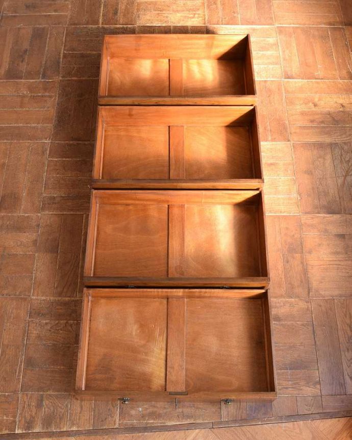 アンティークのチェスト アンティーク家具 気品溢れるウォルナット材の木目、実用的に使えるアンティークチェスト。何を入れてもいいようにキレイに修復しました!このタイプの修復には自信があります!引き出しの中も専門の職人がキレイに修復したので、お洋服はもちろん、いろんなものを収納して使えます。(q-1268-f)