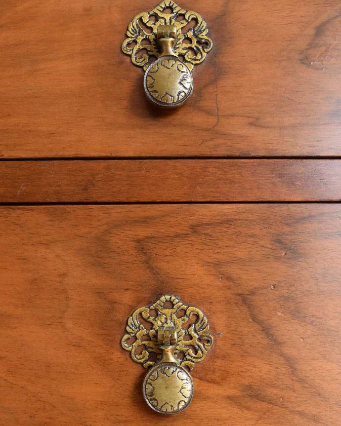 アンティークのチェスト アンティーク家具 気品溢れるウォルナット材の木目、実用的に使えるアンティークチェスト。開ける度にワクワク高級感漂うアンティークらしいデザインの取っ手。(q-1268-f)