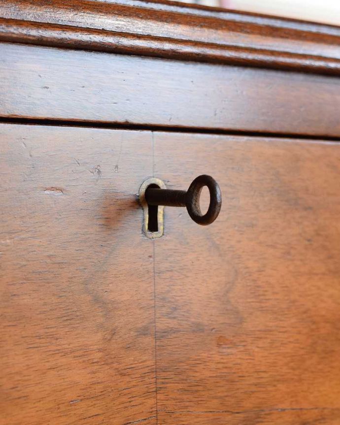 アンティークのチェスト アンティーク家具 気品溢れるウォルナット材の木目、実用的に使えるアンティークチェスト。鍵付のチェストは珍しいです。(q-1268-f)