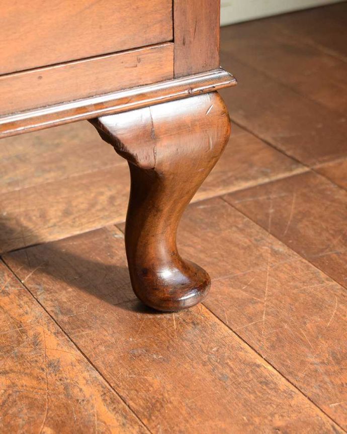 アンティークのチェスト アンティーク家具 気品溢れるウォルナット材の木目、実用的に使えるアンティークチェスト。女性1人でラクラク運べちゃう仕掛けHandleのアンティークは、脚の裏にフェルトキーパーをお付けしています。(q-1268-f)