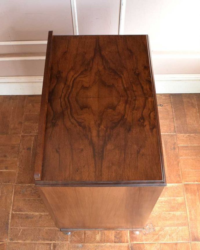 アンティークのチェスト アンティーク家具 気品溢れるウォルナット材の木目、実用的に使えるアンティークチェスト。何を置こうかな・・・?上から見ると、天板はこんな感じです。(q-1268-f)