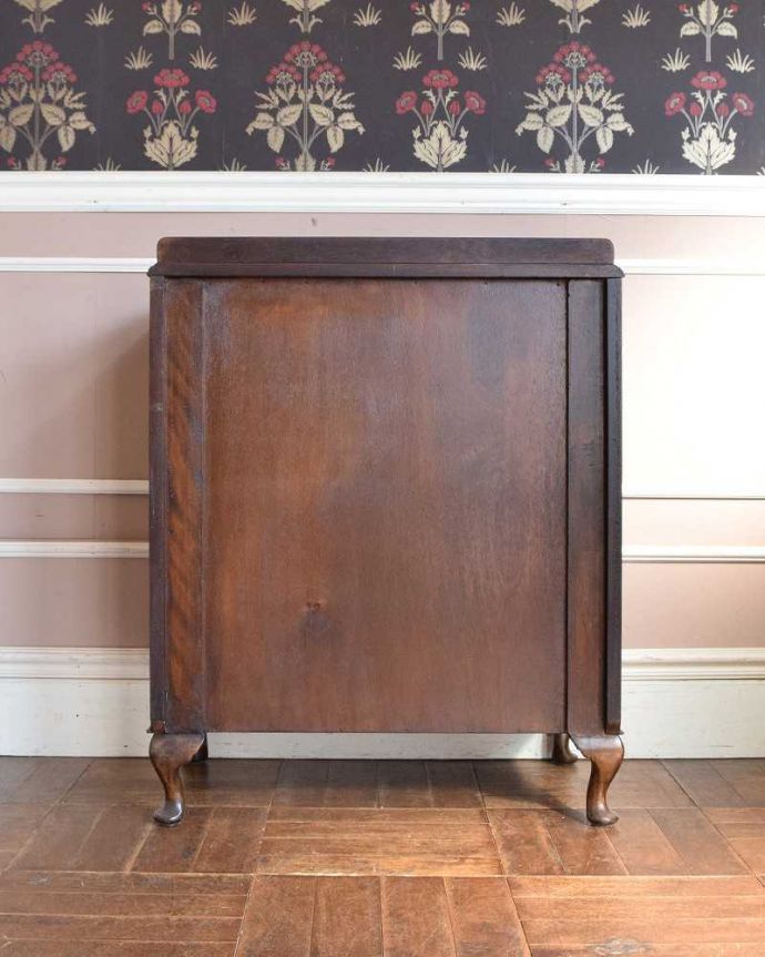 アンティークのチェスト アンティーク家具 気品溢れるウォルナット材の木目、実用的に使えるアンティークチェスト。後ろ姿にも自信アリ!アンティークは新品ではないので、経年変化によるキズはありますが、専門の職人がキレイにお直しをしたので後ろ姿にも自信があります。(q-1268-f)