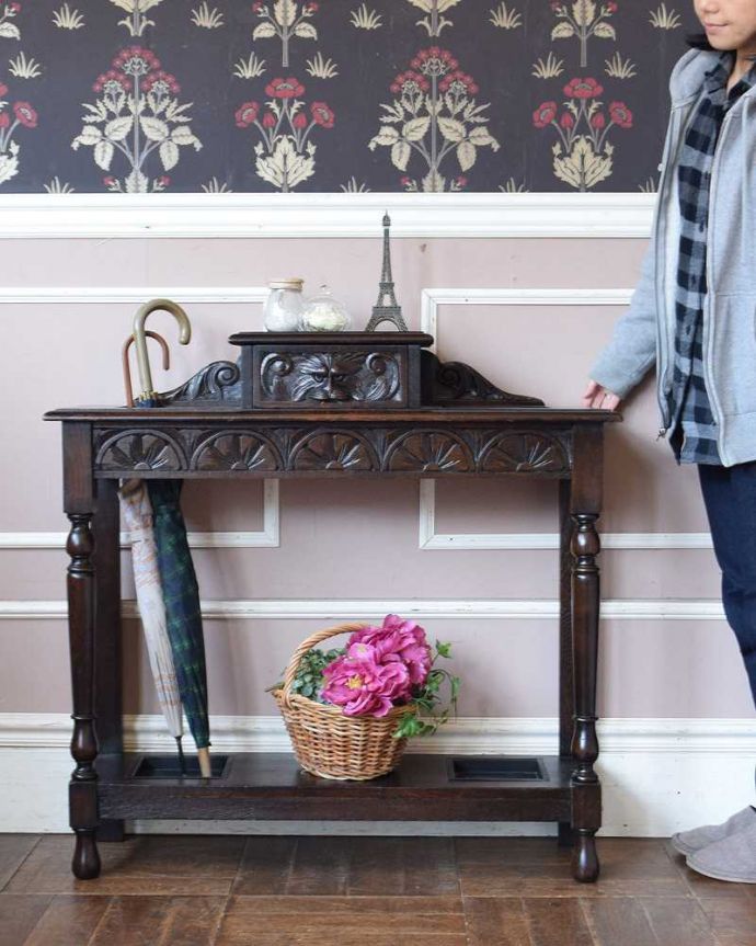 アンティークの玄関収納　アンティーク家具　英国のカッコイイアンティーク家具、装飾が美しいステッキスタンド。英国紳士の身だしなみのために作られた家具実は傘立てではなくステッキを立てて置くためのスタンド。(q-1269-f)