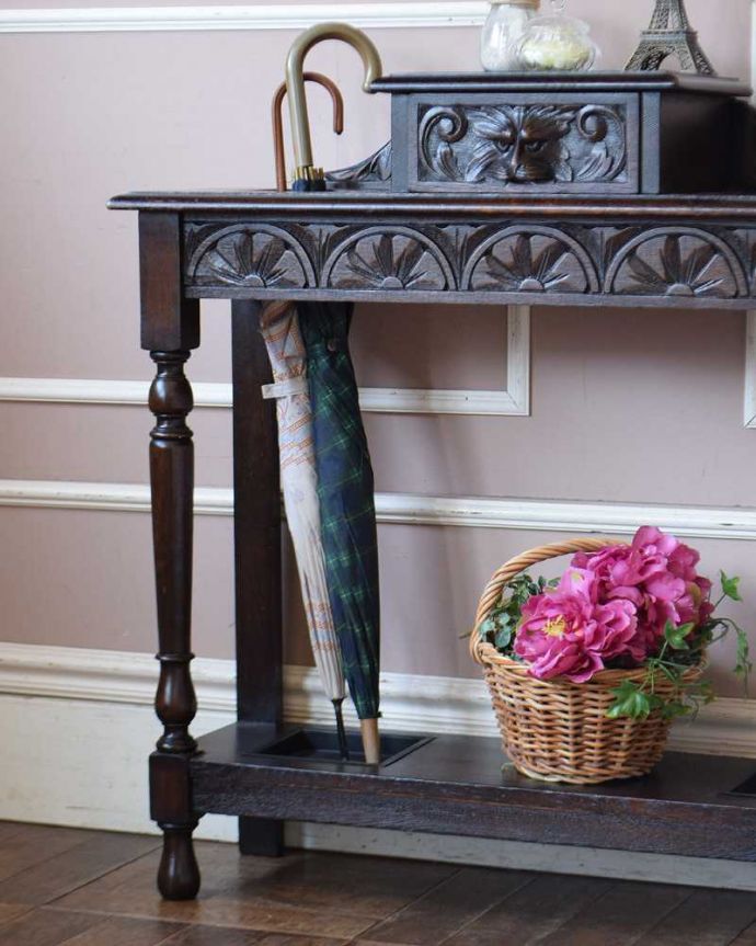 アンティークの玄関収納　アンティーク家具　英国のカッコイイアンティーク家具、装飾が美しいステッキスタンド。玄関を華やかにしてくれる英国デザイン海を渡って来てくれたおかげで、日本ではとても素敵な傘立てとして使えます。(q-1269-f)