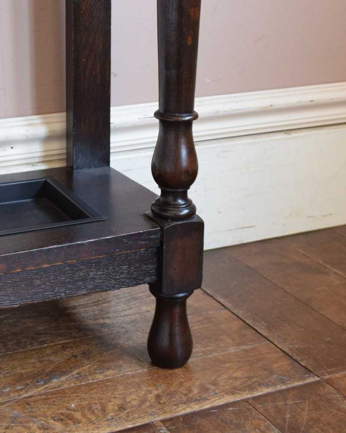 アンティークの玄関収納　アンティーク家具　英国のカッコイイアンティーク家具、装飾が美しいステッキスタンド。持ち上げなくても移動できますHandleのアンティークは、脚の裏にフェルトキーパーをお付けしていますので、持ち上げなくても床を滑らせて移動させることが出来ます。(q-1269-f)