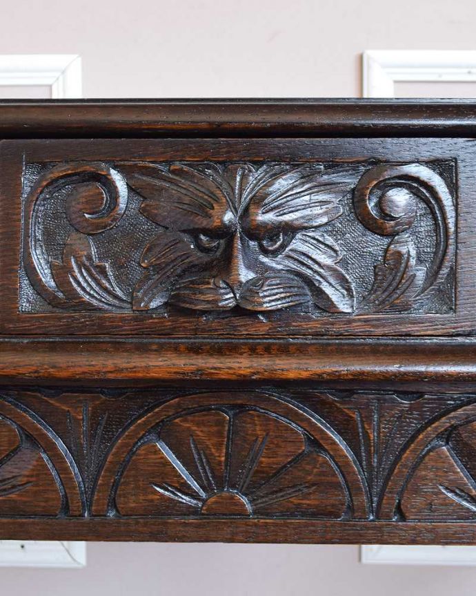 アンティークの玄関収納　アンティーク家具　英国のカッコイイアンティーク家具、装飾が美しいステッキスタンド。引き出しの取っ手はこんな感じ。(q-1269-f)