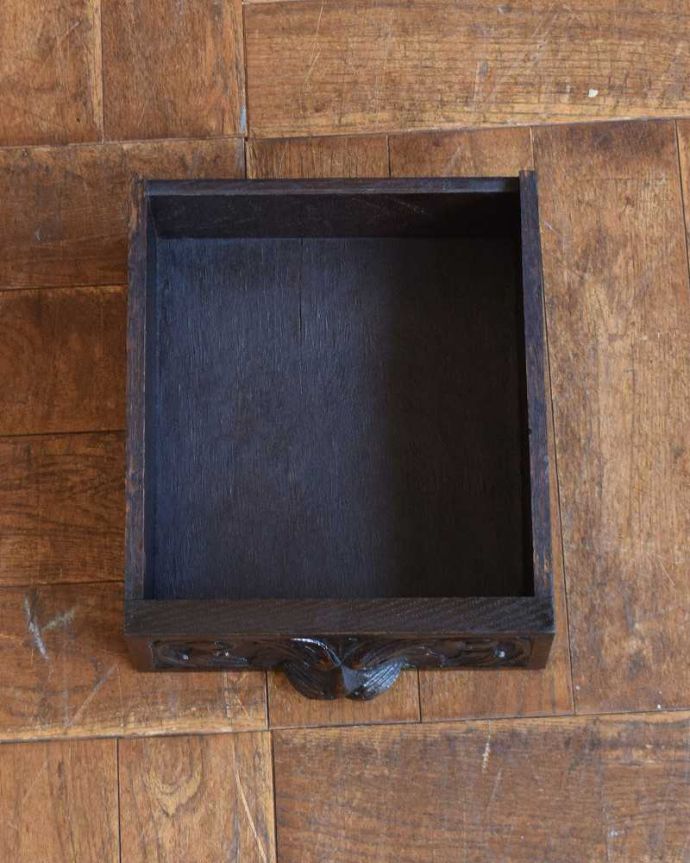 アンティークの玄関収納　アンティーク家具　英国のカッコイイアンティーク家具、装飾が美しいステッキスタンド。コレは便利！引き出し付きです靴ブラシや鍵など玄関で使う細々としたものを収納しておける引き出しも付いています。(q-1269-f)