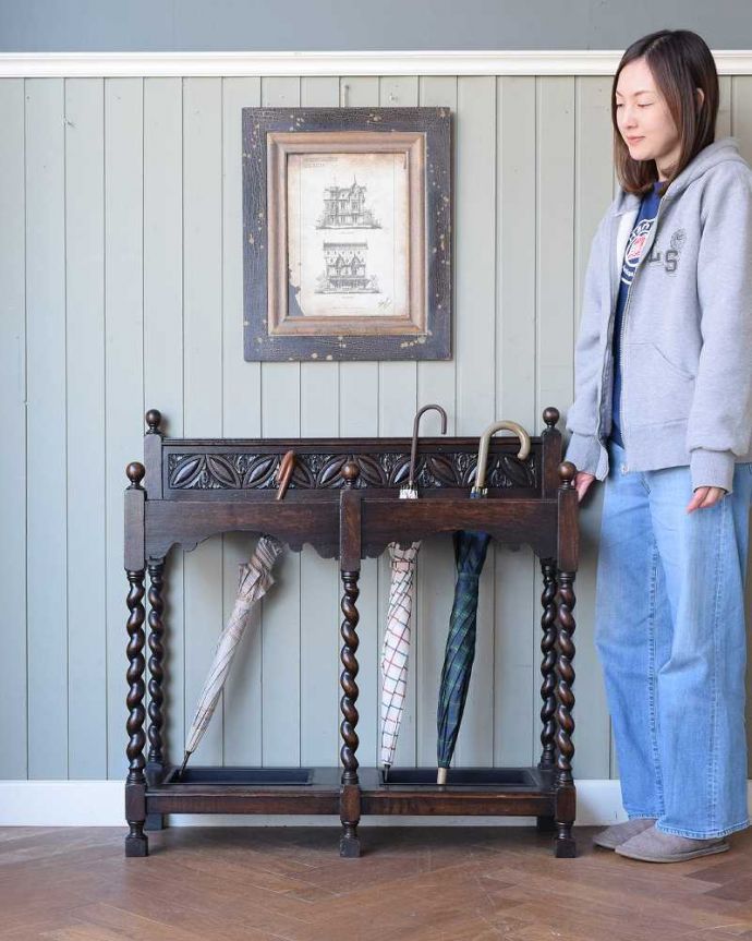 アンティークの玄関収納 アンティーク家具 流れるようなツイスト脚が美しい、英国輸入のアンティークステッキスタンド(傘立て)。英国紳士の身だしなみのために作られた家具実は傘立てではなくステッキを立てて置くためのスタンド。(q-1270-f)