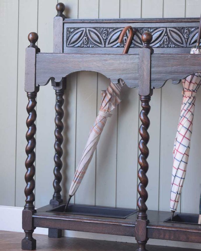 アンティークの玄関収納 アンティーク家具 流れるようなツイスト脚が美しい、英国輸入のアンティークステッキスタンド(傘立て)。玄関を華やかにしてくれる英国デザイン海を渡って来てくれたおかげで、日本ではとても素敵な傘立てとして使えます。(q-1270-f)