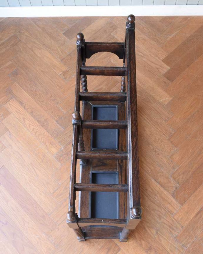 アンティークの玄関収納 アンティーク家具 流れるようなツイスト脚が美しい、英国輸入のアンティークステッキスタンド(傘立て)。上から見るとこんな感じもともとステッキを立てていた場所は、傘も収納しやすいデザインになっています。(q-1270-f)