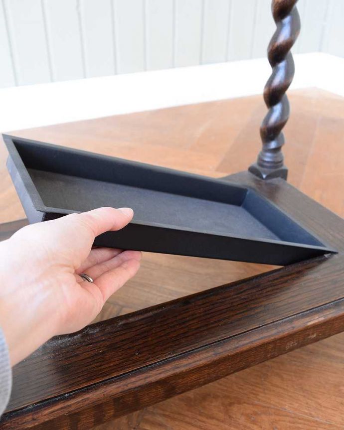 アンティークの玄関収納 アンティーク家具 流れるようなツイスト脚が美しい、英国輸入のアンティークステッキスタンド(傘立て)。安心して使えるポイント濡れたままの傘を入れて大丈夫なように雨受けが付いています。(q-1270-f)