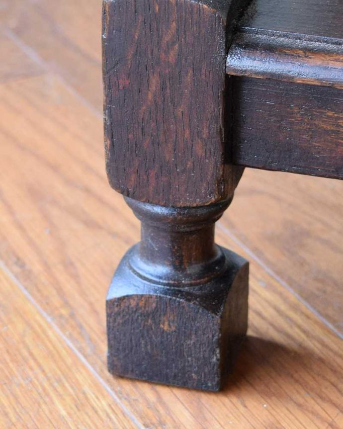 アンティークの玄関収納 アンティーク家具 流れるようなツイスト脚が美しい、英国輸入のアンティークステッキスタンド(傘立て)。持ち上げなくても移動できますHandleのアンティークは、脚の裏にフェルトキーパーをお付けしていますので、持ち上げなくても床を滑らせて移動させることが出来ます。(q-1270-f)